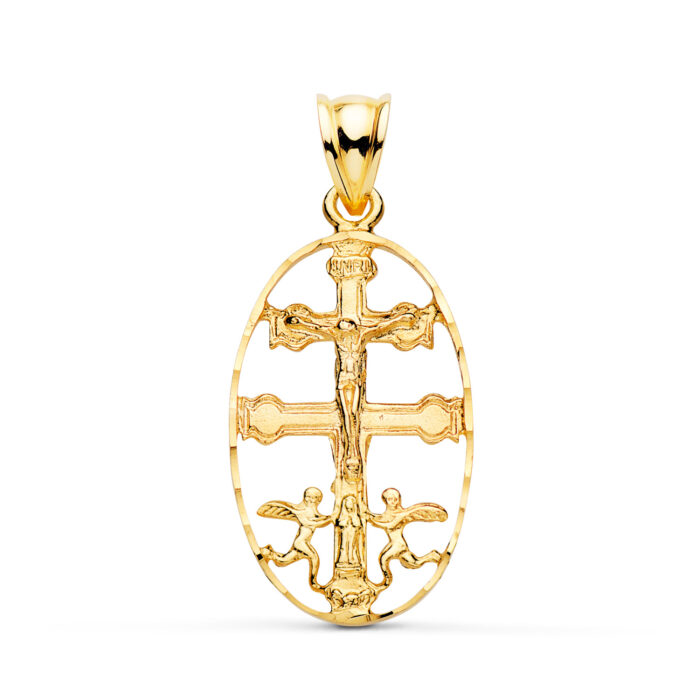 Colgante de Cruz de Caravaca en oro amarillo de 18 quilates rodeada por un cerco ovalado tallado, tamaño 27x17 mm, sobre fondo blanco.