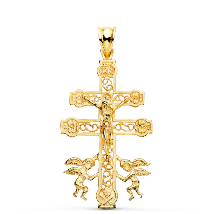 Colgante Cruz de Caravaca de oro amarillo de 18 quilates, diseño calado con ángeles y Cristo, medidas 42 x 24 mm sobre fondo neutro.