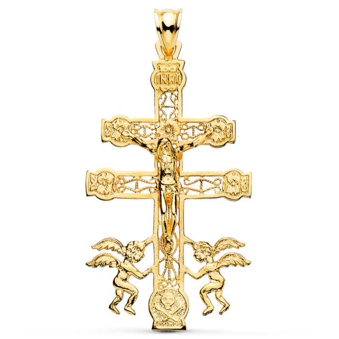 Cruz de Caravaca calada de oro amarillo de 18 quilates con diseño de doble brazo y ángeles, tamaño 49 x 27 mm, fondo blanco.