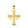 Cruz de Covadonga de oro amarillo de 18 quilates con diseño tallado tradicional y medidas de 33 x 25 mm sobre fondo blanco.