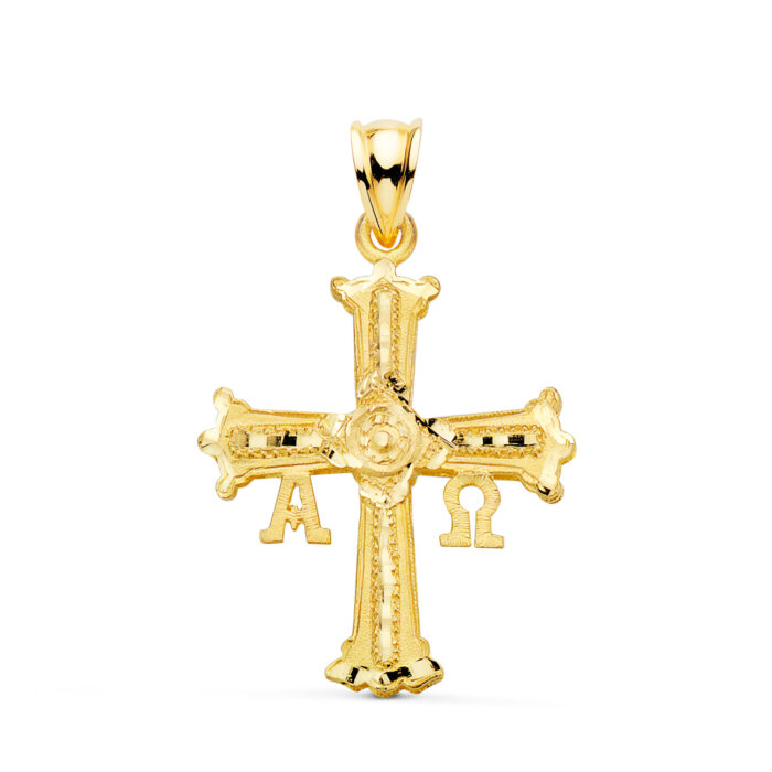 Cruz de Covadonga de oro amarillo de 18 quilates con diseño tallado tradicional y medidas de 33 x 25 mm sobre fondo blanco.