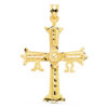 Cruz de Covadonga tallada en oro amarillo de 18 quilates con detalles ornamentales en relieve, tamaño 41x31 mm sobre fondo blanco.