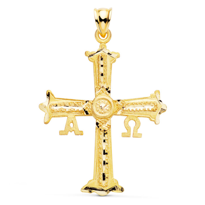 Cruz de Covadonga tallada en oro amarillo de 18 quilates con detalles ornamentales en relieve, tamaño 41x31 mm sobre fondo blanco.