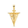 Cruz religiosa de oro amarillo de 18 quilates con la figura del Cristo del Remedio de Ánimas en relieve, tamaño 35x23 mm, sobre fondo blanco neutro.