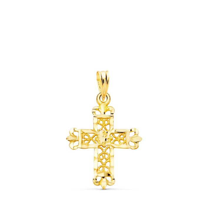 Cruz minimalista de oro amarillo de 18 quilates con diseño de filigrana calada y bordes exteriores tallados brillantes, medidas 22 x 19 mm.