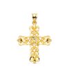 Cruz de oro amarillo de 18 quilates con diseño central de filigrana calada y bordes exteriores facetados tallados brillantes, medidas 35 x 29 mm.