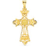 Cruz de gran tamaño en oro amarillo de 18 quilates con diseño interior de filigrana calada y bordes exteriores tallados diamantados muy brillantes, medidas 60 x 37 mm.