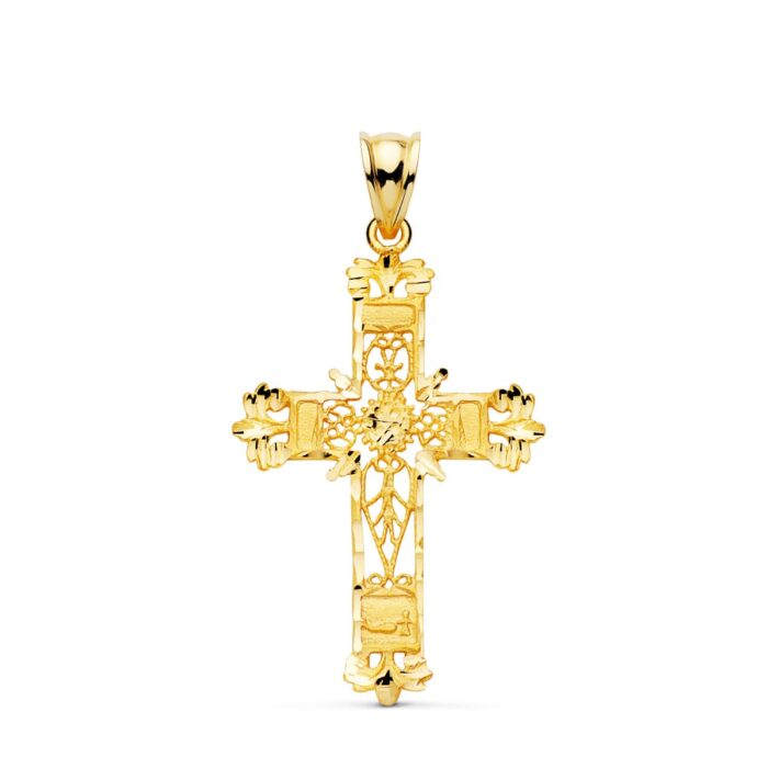 Cruz de oro amarillo de 18 quilates con diseño central de filigrana calada y bordes exteriores facetados tallados, medidas 37 x 25 mm.