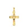 Pequeña cruz de oro amarillo de 18 quilates con diseño calado de vidriera de catedral y bordes exteriores tallados brillantes, medidas 30 x 20 mm.