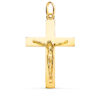 Cruz con la figura de Cristo crucificado en oro amarillo de 18 quilates, maciza, con palos rectangulares pulidos y acabado brillante, tamaño 38 x 24 mm.