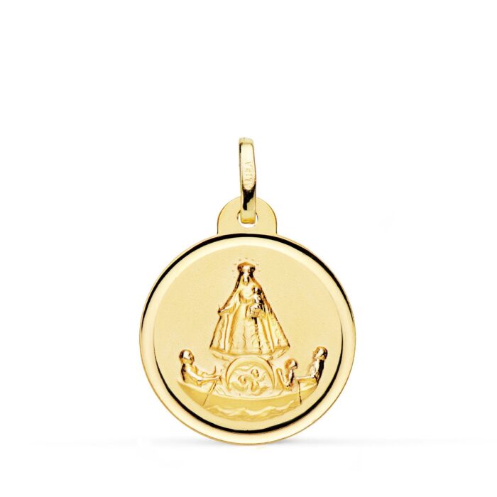 Medalla redonda de la Virgen de la Caridad del Cobre en oro amarillo de 18 quilates, 18 mm de diámetro, con relieve de la balsa y borde liso pulido brillante.