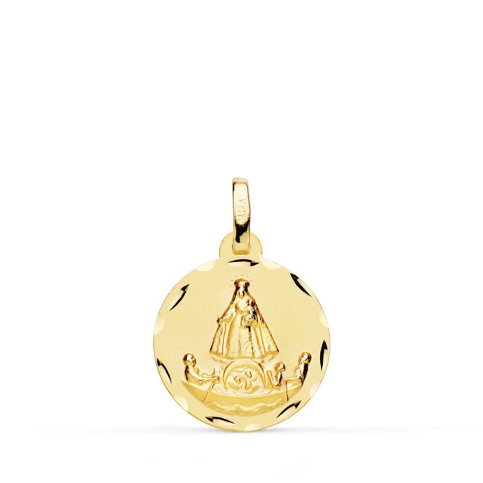 Medalla de la Virgen de la Caridad del Cobre en oro amarillo de 18 quilates, 16 mm de diámetro, con relieve de la balsa y borde tallado facetado brillante.