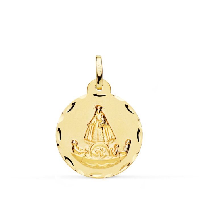 Medalla redonda de la Virgen de la Caridad del Cobre en oro amarillo de 18 quilates, 20 mm, con relieve de la balsa y borde tallado facetado muy brillante.