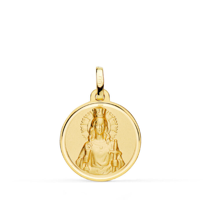 Medalla de Santa Bárbara en oro amarillo de 18 quilates, 18 mm, con relieve central matizado satinado y bisel exterior tallado brillante sobre fondo blanco.