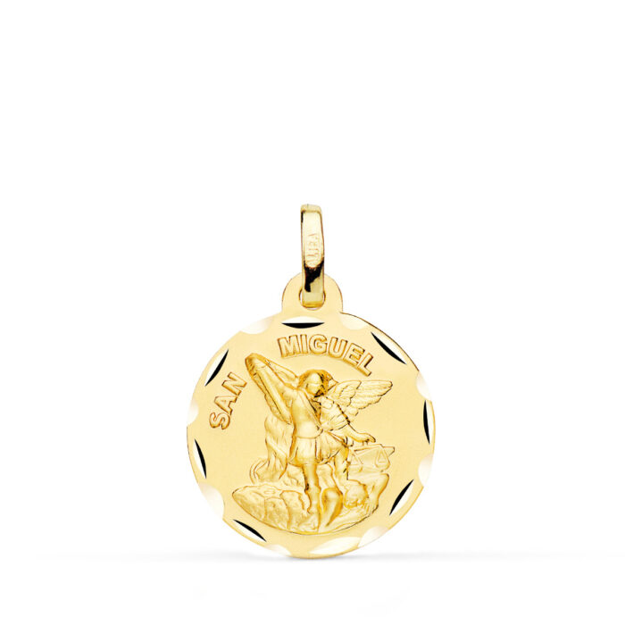 Medalla de San Miguel Arcángel de 18 mm en oro amarillo de 18 quilates, con borde exterior tallado efecto diamante y acabado pulido brillante.