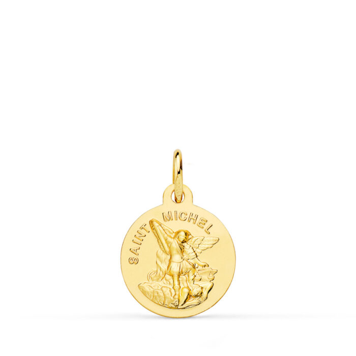 Medalla pequeña de San Miguel Arcángel de 14 mm en oro amarillo de 18 quilates, con centro en acabado mate y borde circular en brillo pulido.