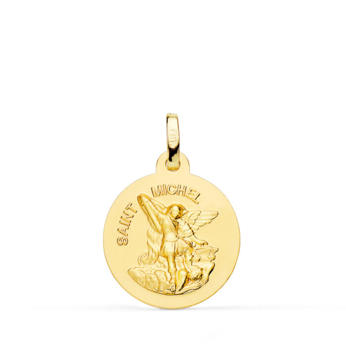 Medalla de San Miguel Arcángel de 18 mm en oro amarillo de 18 quilates, con figura central en acabado mate satinado y borde exterior liso brillante.