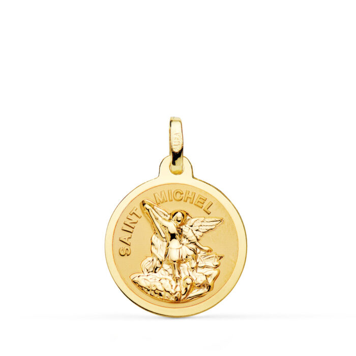 Medalla de San Miguel Arcángel de 16 mm en oro amarillo de 18 quilates, con centro matizado y borde exterior en brillo pulido.