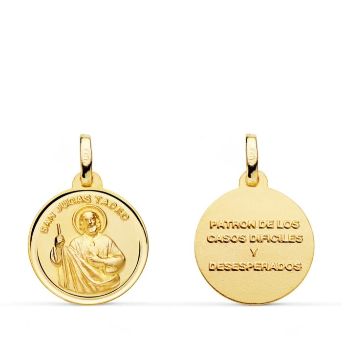 Medalla de San Judas Tadeo de 16 mm en oro amarillo de 18 quilates con borde exterior tallado efecto diamante y acabado pulido.