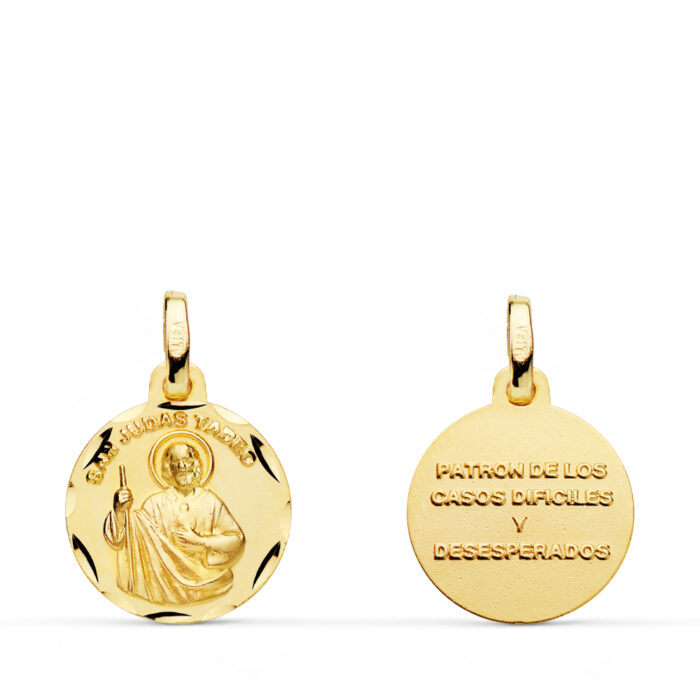 Medalla pequeña de San Judas Tadeo de 14 mm en oro amarillo de 18 quilates con relieve detallado y borde exterior tallado con efecto brillo.