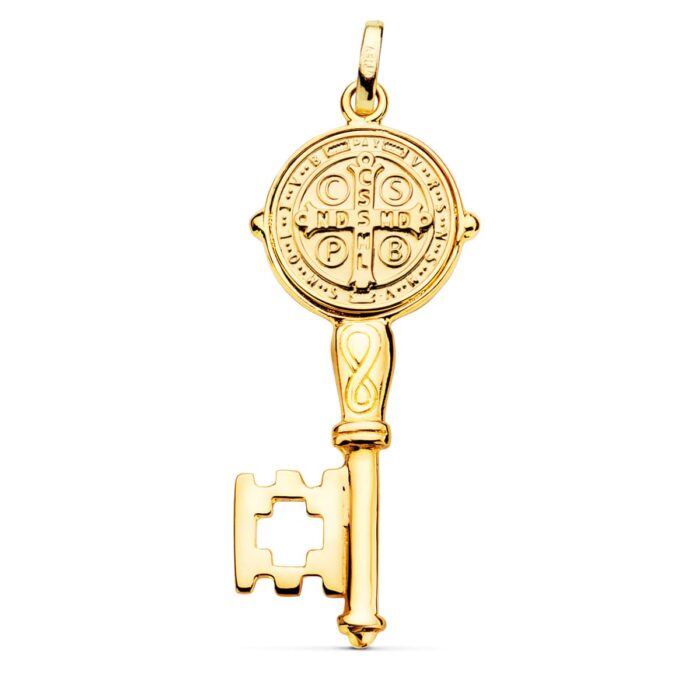 Colgante en forma de llave con medalla central de San Benito Monje, fabricado en oro amarillo de 18 quilates con acabado brillo.