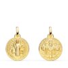 Medalla pequeña de San Benito Monje en oro amarillo de 18 quilates, 16 mm, con fondo satinado matizado y bordes pulidos brillantes.
