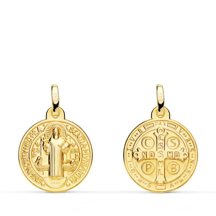 Medalla pequeña de San Benito Monje en oro amarillo de 18 quilates, 16 mm, con fondo satinado matizado y bordes pulidos brillantes.