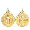 Medalla grande de San Benito Monje en oro amarillo de 18 quilates, 24 mm, con fondo satinado matizado y figura central en brillo pulido.