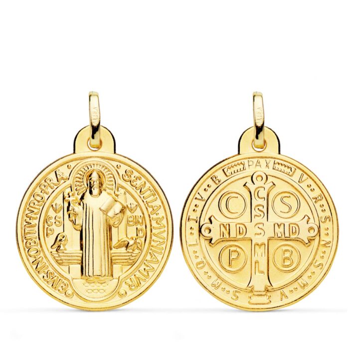 Medalla grande de San Benito Monje en oro amarillo de 18 quilates, 24 mm, con fondo satinado matizado y figura central en brillo pulido.