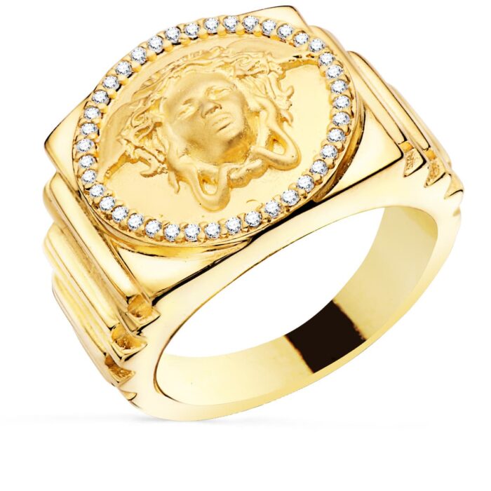 Sello de oro amarillo 18k para hombre con motivo de Medusa central, laterales escalonados y detalles de circonitas engastadas.