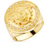 Sello de oro amarillo 18k para hombre con Medusa central en relieve mate, detalles de circonitas y cuerpo grabado con greca clásica.