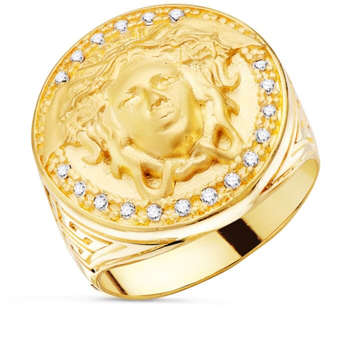 Sello de oro amarillo 18k para hombre con Medusa central en relieve mate, detalles de circonitas y cuerpo grabado con greca clásica.