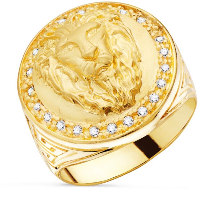 Sello de oro amarillo 18k para hombre con cabeza de león en relieve, detalle de circonita y laterales con greca clásica.