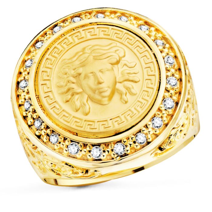 Sello de oro amarillo 18k para hombre con el símbolo de la Medusa en relieve mate, rodeado de circonitas y acabado de 21 mm de ancho.