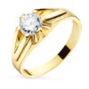 Anillo solitario ancho de 8 mm para caballero en oro amarillo 18k con circonita central de 5.5 mm e interior forrado.