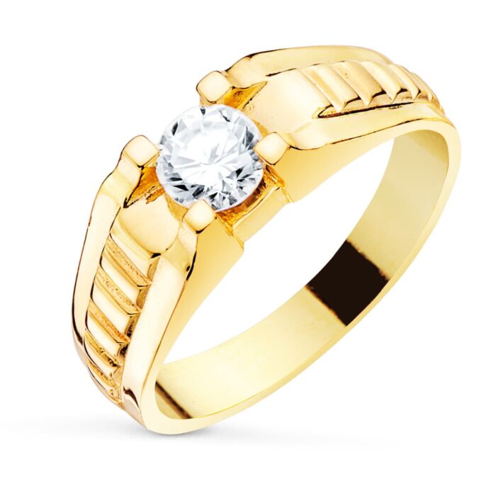 Anillo solitario de oro amarillo 18k para hombre con circonita de 5.5 mm y detalles de estrías talladas en los laterales.