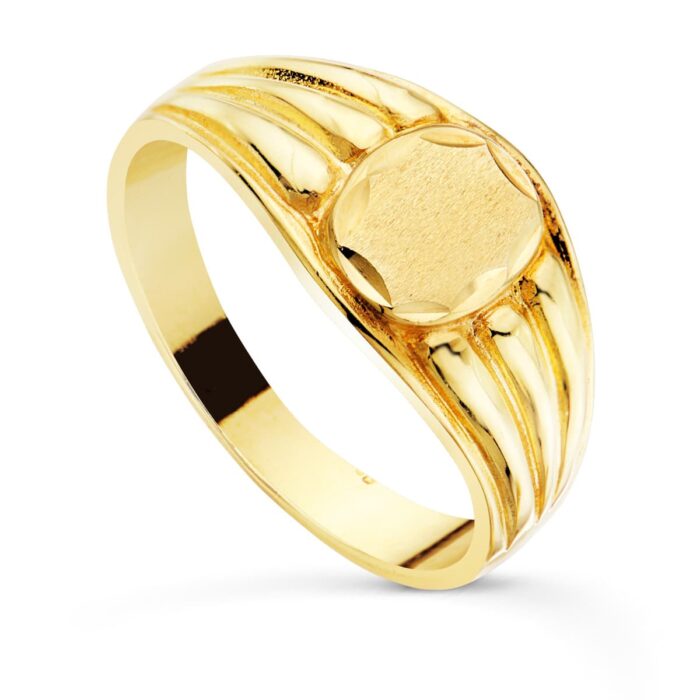 Anillo tipo sello para cadete o niño en oro amarillo de 18k con superficie rectangular mate y bordes brillantes.