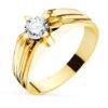 Anillo solitario de caballero en oro amarillo de 18k con cuerpo de 7.5 mm y circonita central de 5.5 mm sobre fondo blanco.