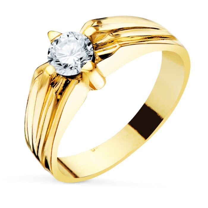 Anillo solitario de caballero en oro amarillo de 18k con cuerpo de 7.5 mm y circonita central de 5.5 mm sobre fondo blanco.