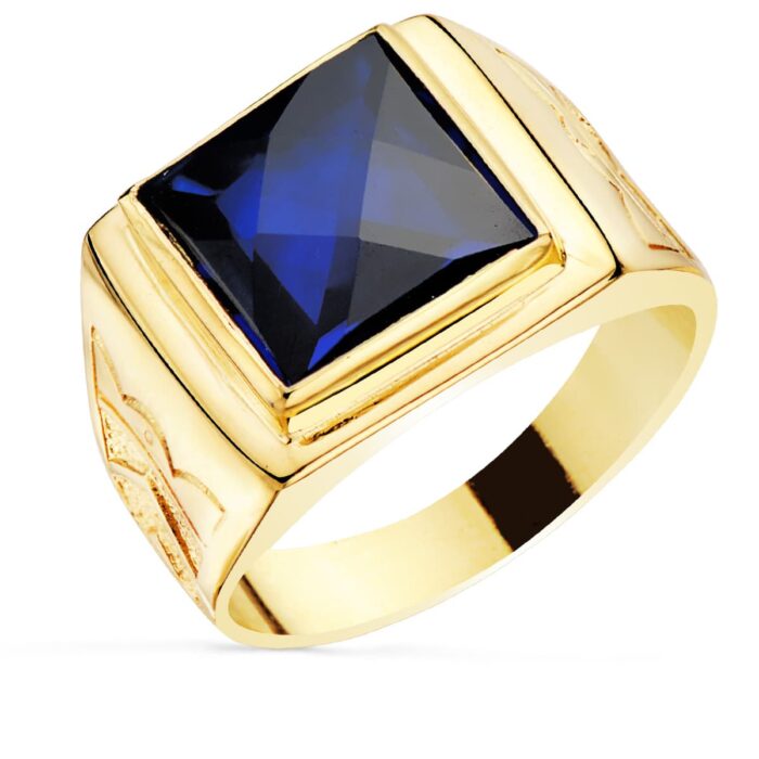 Sello de caballero en oro amarillo de 18 quilates macizo con piedra central cuadrada color azul zafiro talla damero y acabado pulido sobre fondo blanco.