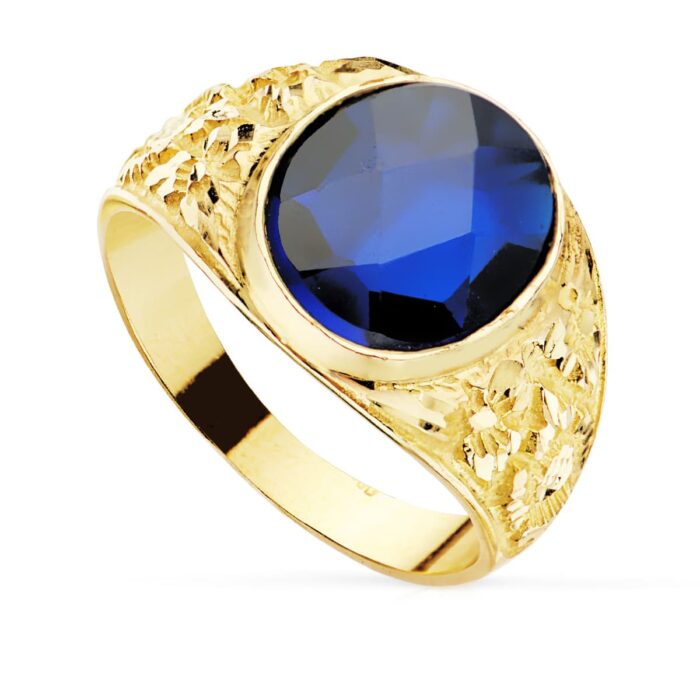 Sello de caballero en oro amarillo de 18 quilates macizo con piedra central ovalada azul zafiro y laterales con grabados tallados sobre fondo blanco.