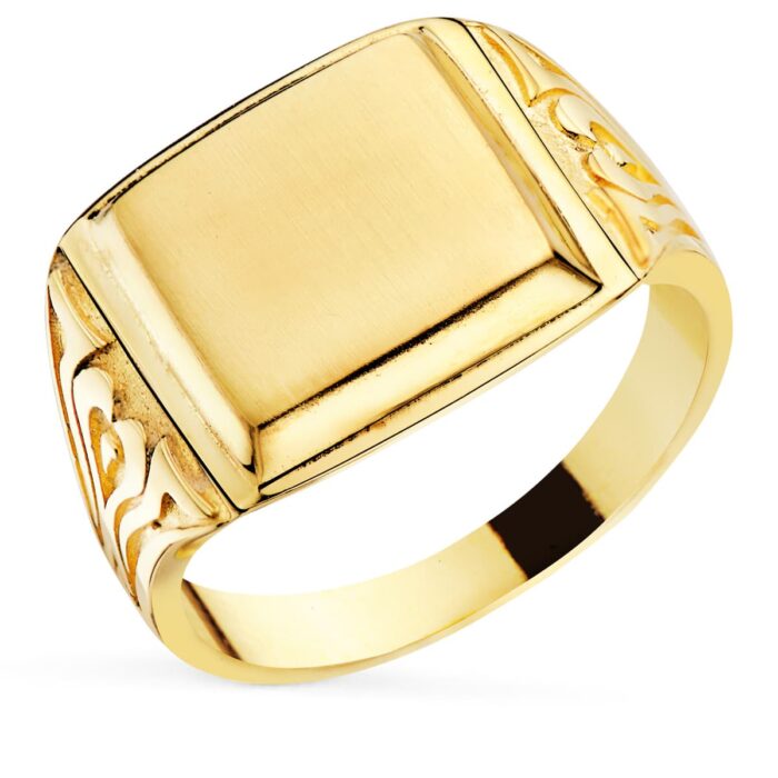 Anillo tipo sello para caballero en oro amarillo de 18 quilates, con frontal rectangular liso de 11x10 mm y laterales con grabados tallados sobre fondo blanco.