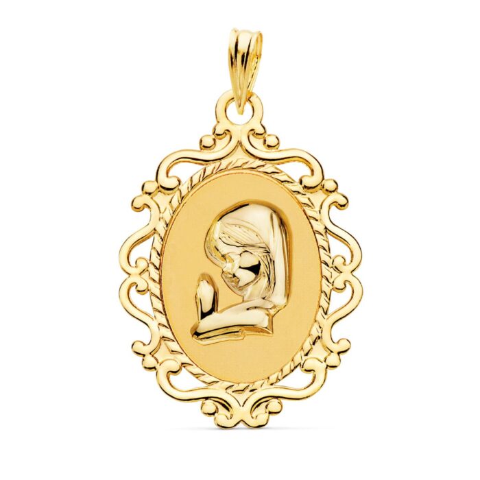 Medalla ovalada de la Virgen Niña de perfil en oro amarillo de 18 quilates, 23x16 mm, con cerco exterior calado y acabado brillante sobre fondo blanco.