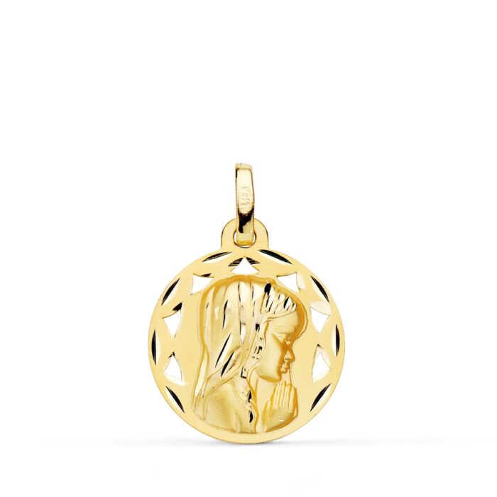 Medalla circular de la Virgen Niña de perfil en oro amarillo de 18 quilates, 18 mm, con borde exterior tallado de alto brillo y diseño interior calado sobre fondo blanco.