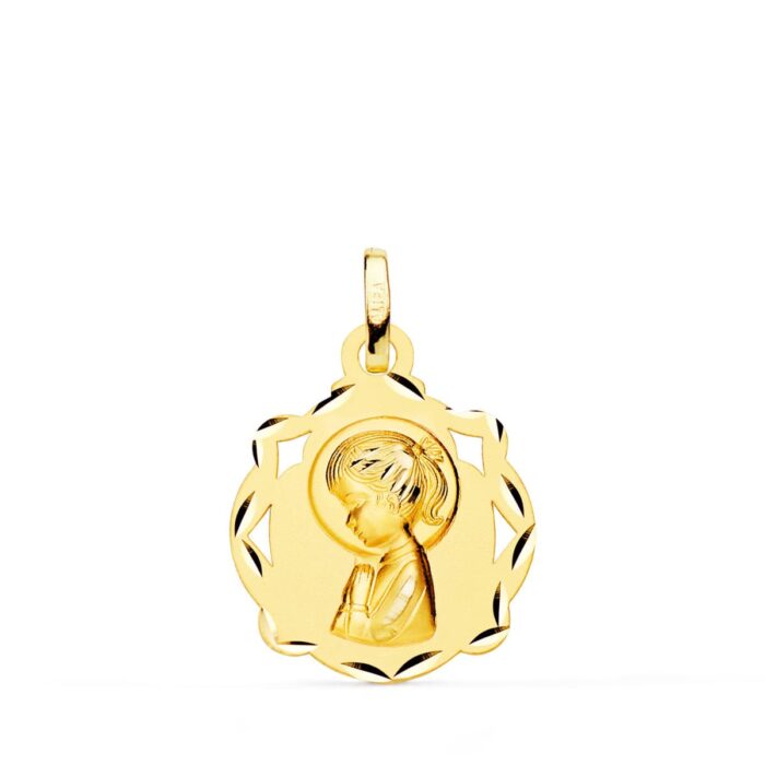 Medalla de la Virgen Niña de perfil con forma de capilla en oro amarillo de 18 quilates, dimensiones 17x14 mm, con textura de fondo matizada y figura central brillante sobre fondo blanco.