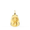 Medalla de la Virgen Niña de perfil con forma de capilla (rectangular con arco) en oro amarillo de 18 quilates, 19x13 mm, con fondo matizado y relieve brillante sobre fondo blanco.