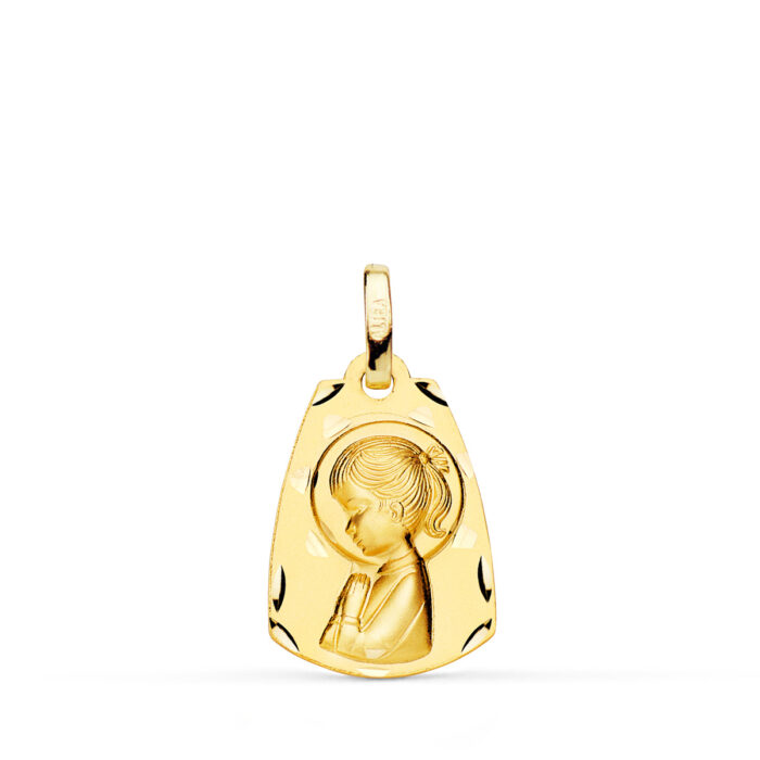 Medalla de la Virgen Niña de perfil con forma de capilla (rectangular con arco) en oro amarillo de 18 quilates, 19x13 mm, con fondo matizado y relieve brillante sobre fondo blanco.