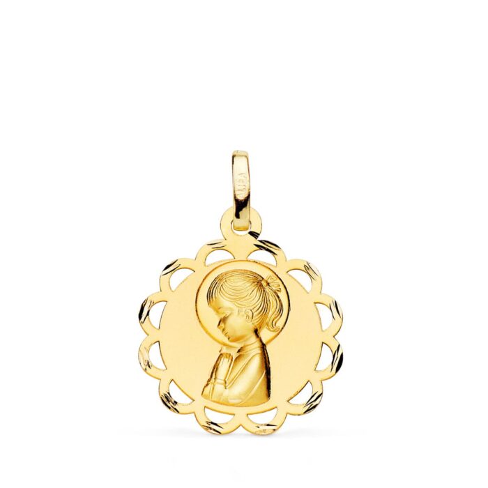 Medalla circular de la Virgen Niña de perfil en oro amarillo de 18 quilates, 19 mm, con fondo de textura matizada y borde exterior calado sobre fondo blanco.
