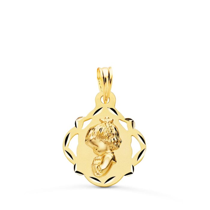 Medalla de la Virgen Niña de perfil en oro amarillo de 18 quilates, 19x16 mm, con borde exterior estilo pandereta calada y acabado brillante sobre fondo blanco.