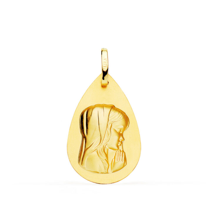 Medalla con forma de gota de la Virgen Niña de perfil en oro amarillo de 18 quilates, dimensiones 23x15 mm, con acabado totalmente liso y pulido brillante sobre fondo blanco.